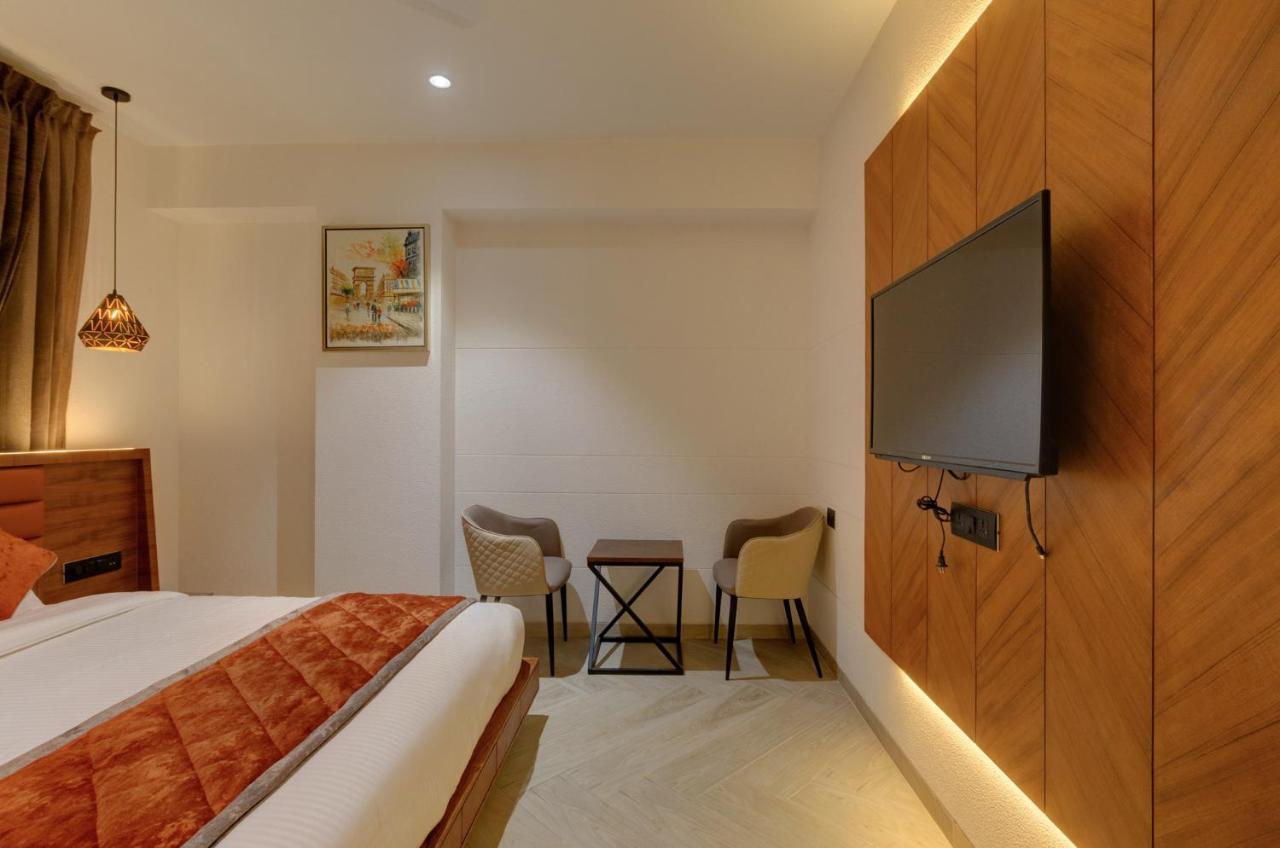 Hotel Diamond 26 Surat Buitenkant foto