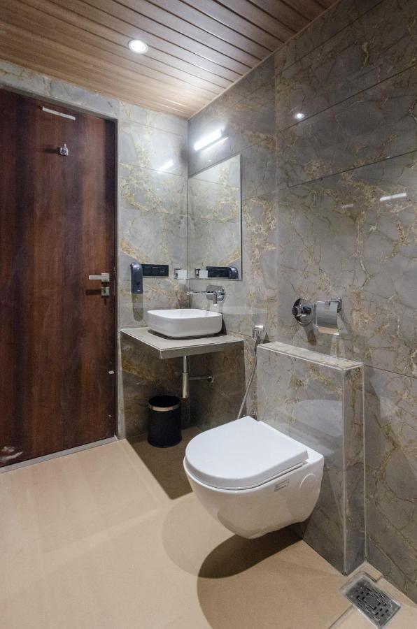 Hotel Diamond 26 Surat Buitenkant foto