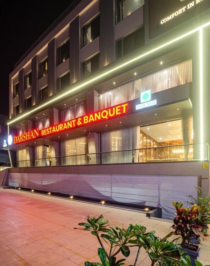 Hotel Diamond 26 Surat Buitenkant foto