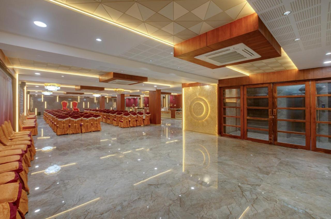 Hotel Diamond 26 Surat Buitenkant foto