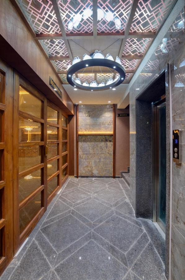 Hotel Diamond 26 Surat Buitenkant foto