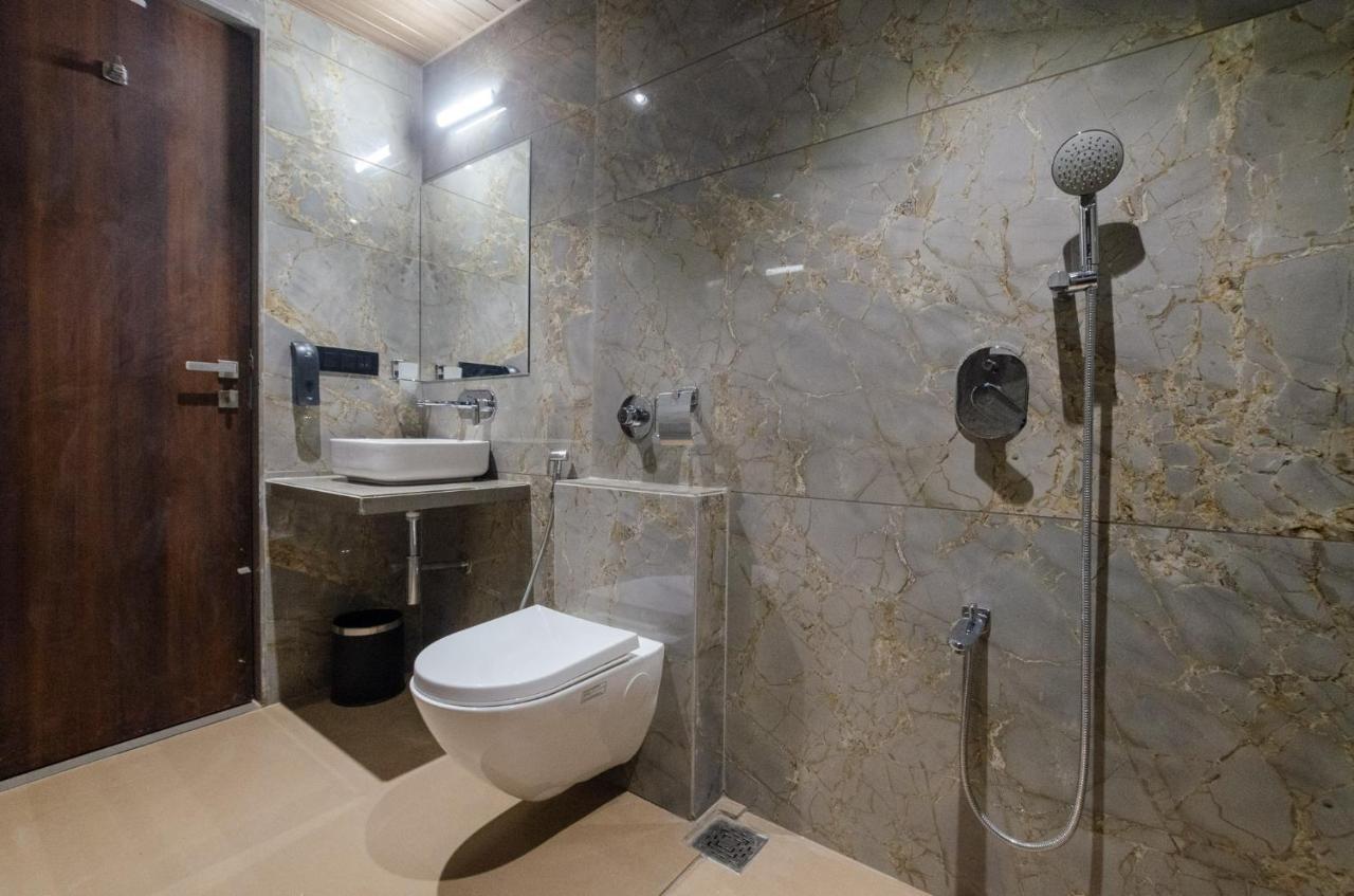 Hotel Diamond 26 Surat Buitenkant foto