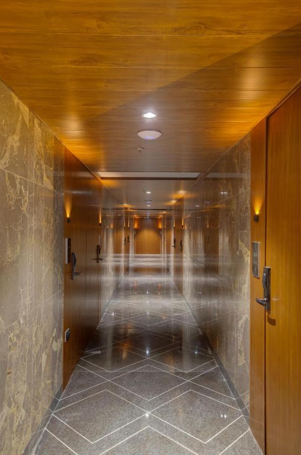 Hotel Diamond 26 Surat Buitenkant foto