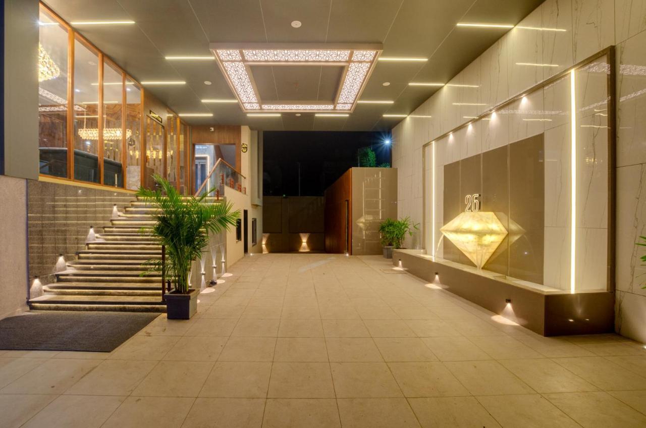 Hotel Diamond 26 Surat Buitenkant foto