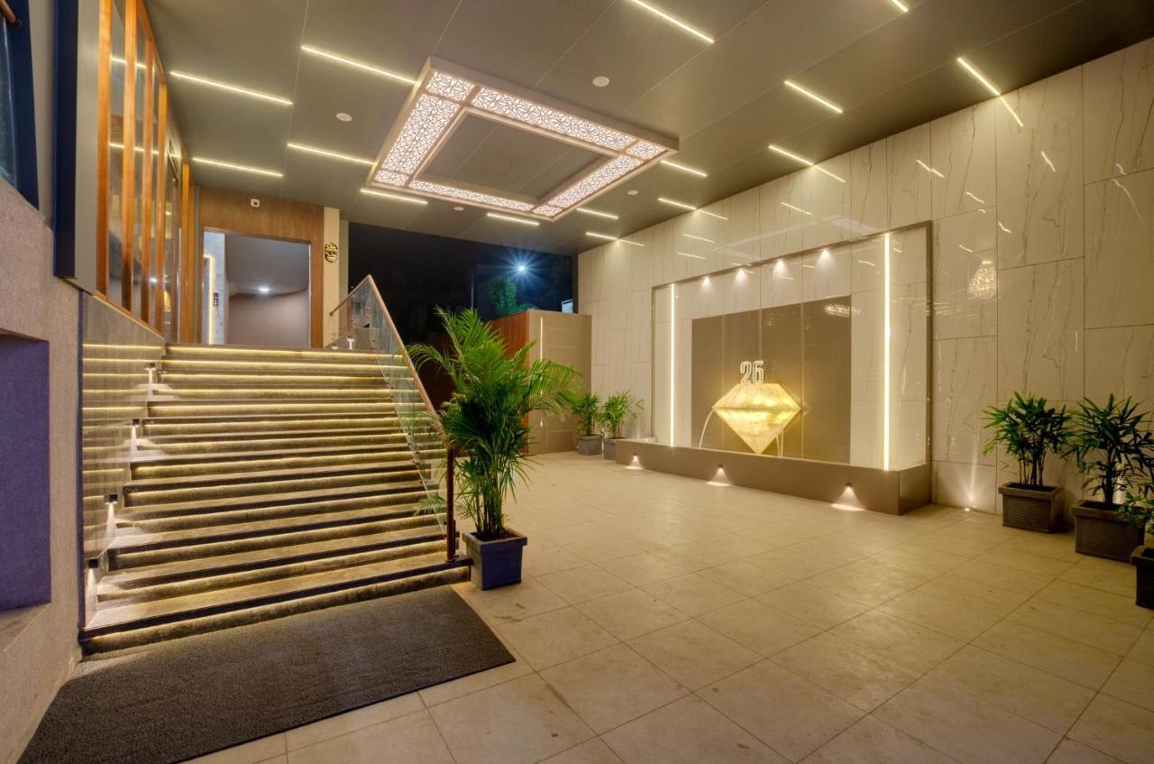 Hotel Diamond 26 Surat Buitenkant foto